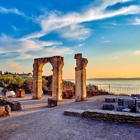 FREE PARKING - BLUE APARTMENT vicino AL CENTRO Sirmione Exterior foto