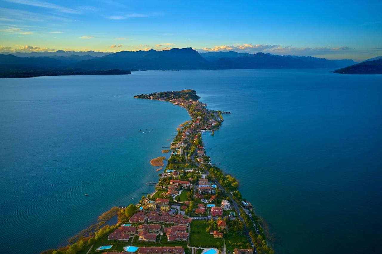 FREE PARKING - BLUE APARTMENT vicino AL CENTRO Sirmione Exterior foto